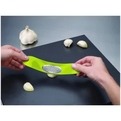 Karaca Backhelfer-Joseph Joseph 20062 Garlic Rocker Knoblauchbrecher Grün Grün01