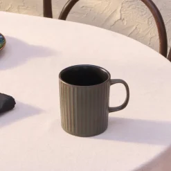 Karaca Mugs & Kaffeebecher-Cervantes Stoneware Becher, 380ml, Grün Grün01