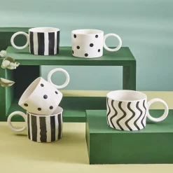 Karaca Mugs & Kaffeebecher-Erica Tasse mit Tupfen, 370 ml Schwarz01