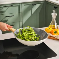 Karaca Wokpfanne|Keramikpfanne-Swiss Crystal 28 Cm Induktion Wok-Pfanne, Creme Creme01