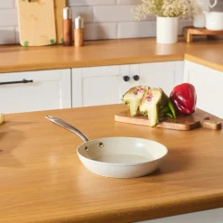 Karaca Keramikpfanne|Swiss Crystal Produkte-Swiss Crystal Almond Cream Pfanne mit Edelstahlgriff 22 cm Creme01