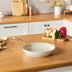 Karaca Keramikpfanne|Swiss Crystal Produkte-Swiss Crystal Almond Cream Pfanne mit Edelstahlgriff 32 cm Creme01