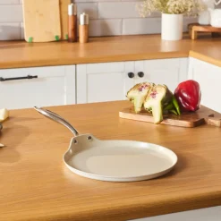 Karaca Keramikpfanne|Swiss Crystal Produkte-Swiss Crystal Almond Cream Pfannkuchenpfanne mit Edelstahlgriff 28 cm Creme01