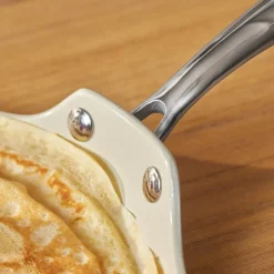 Karaca Keramikpfanne|Swiss Crystal Produkte-Swiss Crystal Almond Cream Pfannkuchenpfanne mit Edelstahlgriff 28 cm Creme01