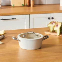 Karaca Swiss Crystal Produkte|Keramiktopf-Swiss Crystal Almond Cream Kasserolle mit Edelstahlgriff 18 cm Creme01