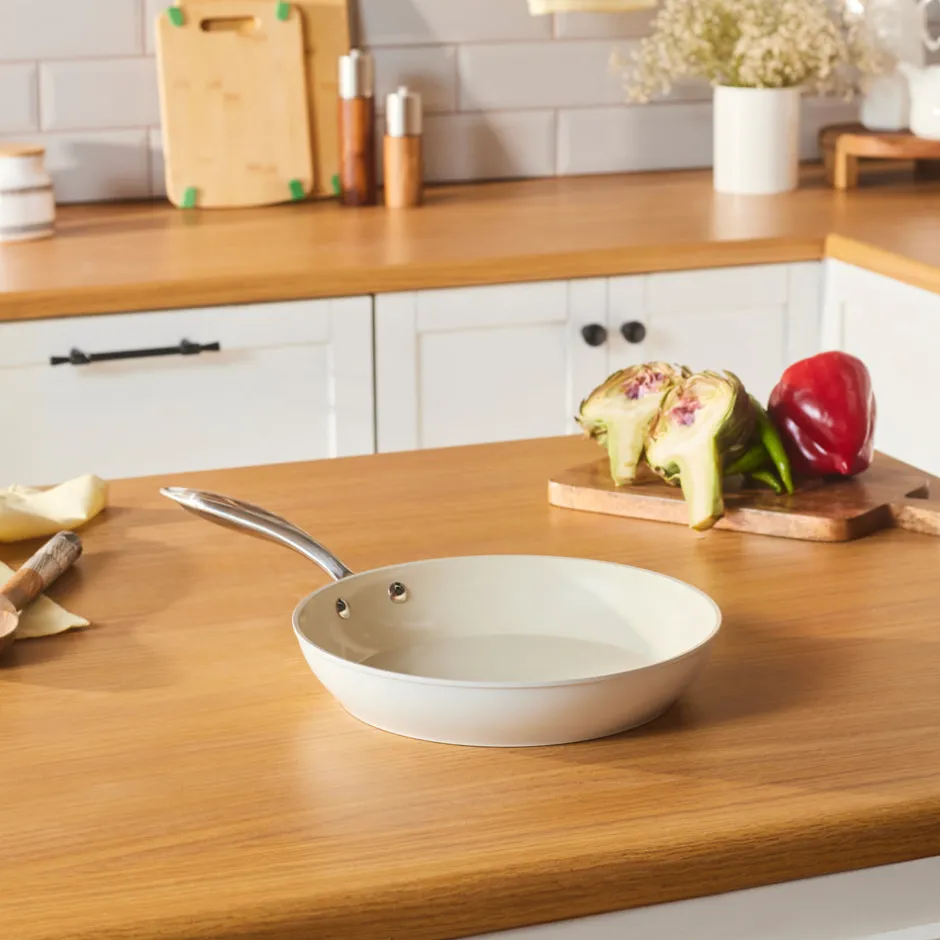 Karaca Keramikpfanne|Swiss Crystal Produkte-Swiss Crystal Almond Cream Pfanne 26 Cm Creme01