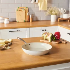Karaca Keramikpfanne|Swiss Crystal Produkte-Swiss Crystal Almond Cream Pfanne mit Edelstahlgriff 30 cm Creme01