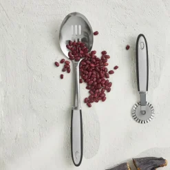 Karaca Backhelfer-Viona Geschlitzter Servierlöffel 33 cm Grau02