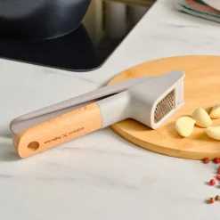 Karaca Backhelfer-x Refika Gadgets Knoblauchpresse mit Holzgriff Grau02