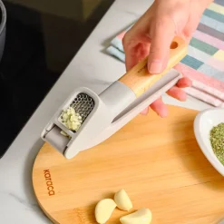 Karaca Backhelfer-x Refika Gadgets Knoblauchpresse mit Holzgriff Grau02
