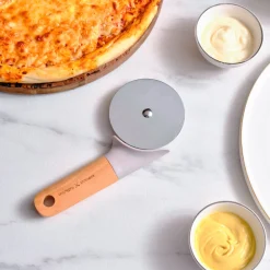 Karaca Backhelfer-x Refika Gadgets Pizzaschneider mit Holzgriff Grau02