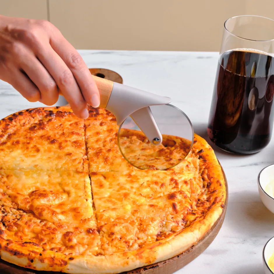 Karaca Backhelfer-x Refika Gadgets Pizzaschneider mit Holzgriff Grau02