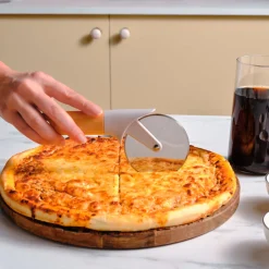Karaca Backhelfer-x Refika Gadgets Pizzaschneider mit Holzgriff Grau02