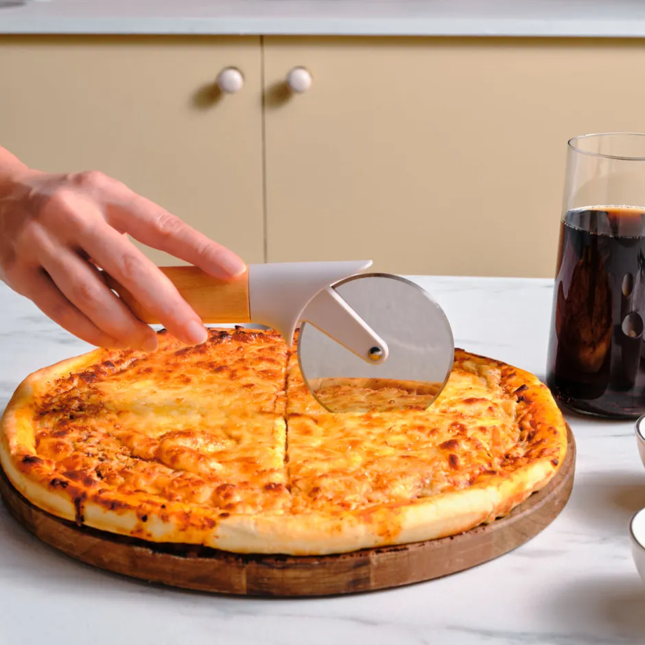 Karaca Backhelfer-x Refika Gadgets Pizzaschneider mit Holzgriff Grau02