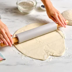 Karaca Backhelfer-x Refika Gadgets Silikon-Teigrolle mit Holzgriff Grau02