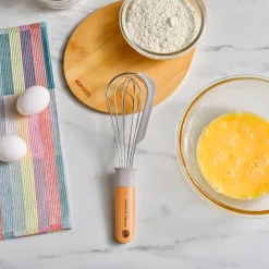 Karaca Backhelfer-x Refika Gadgets Schneebesen mit Holzgriff und Silikon-Schaber Grau02